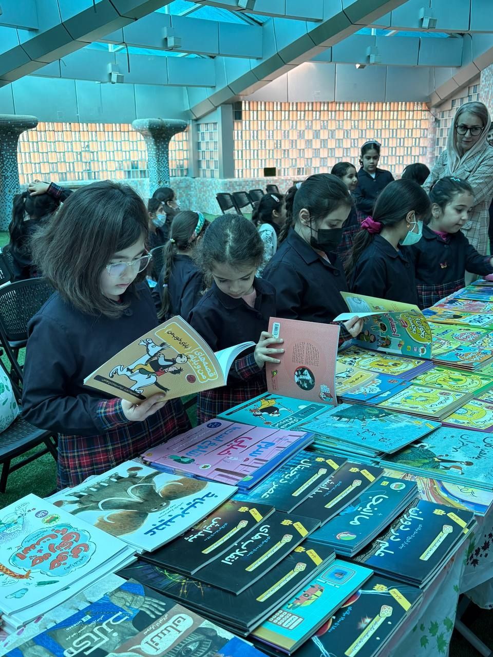 برگزاری نمایشگاه کتاب به مناسبت هفته کتاب و کتابخوانی